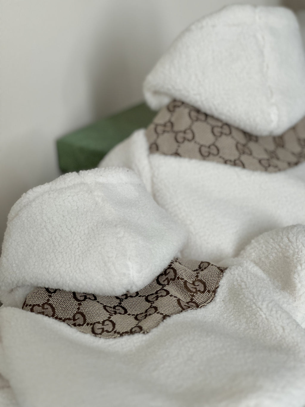 Куртка бежевого кольору з принтом The North Face Gucci