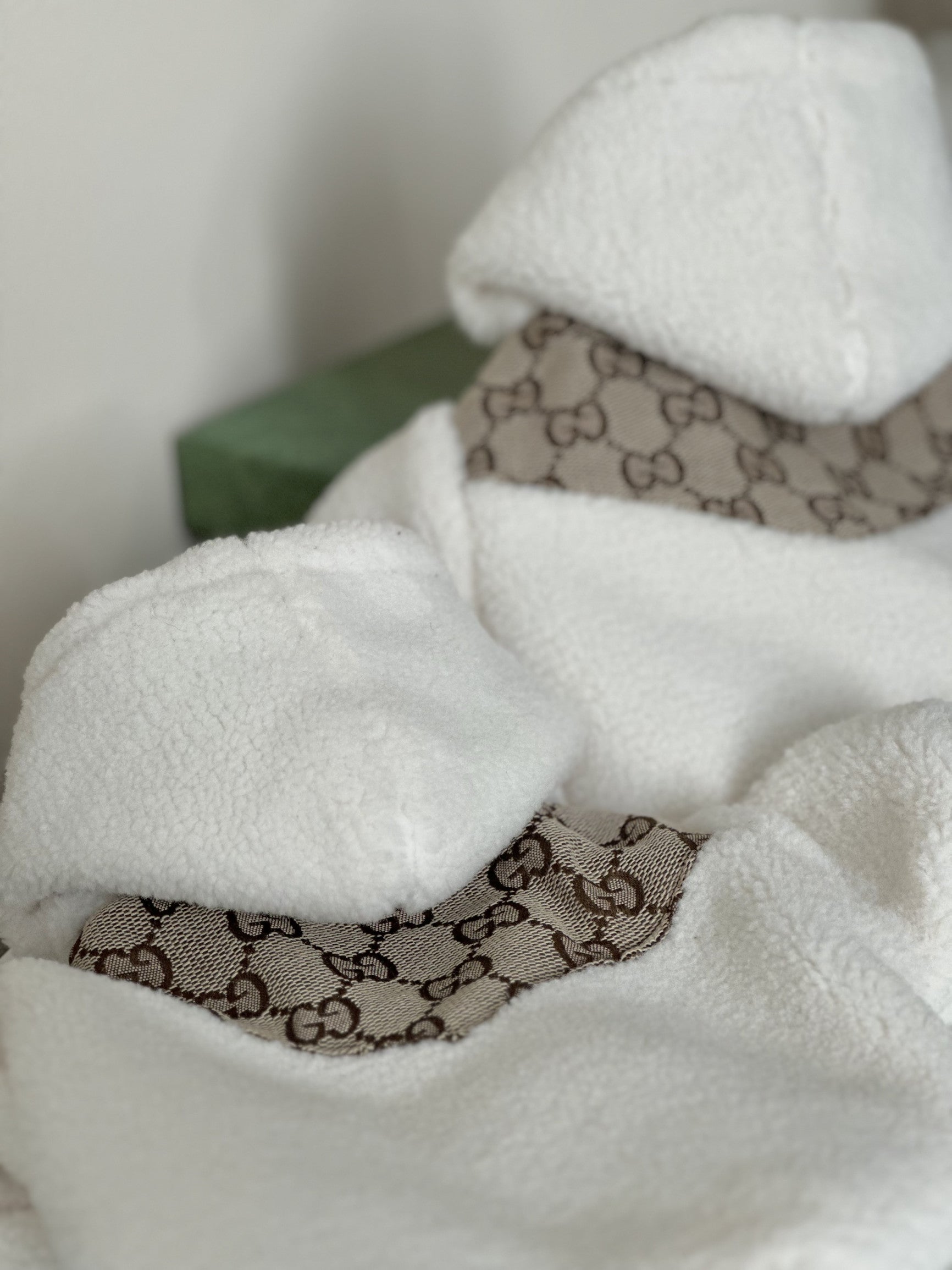 Куртка бежевого кольору з принтом The North Face Gucci