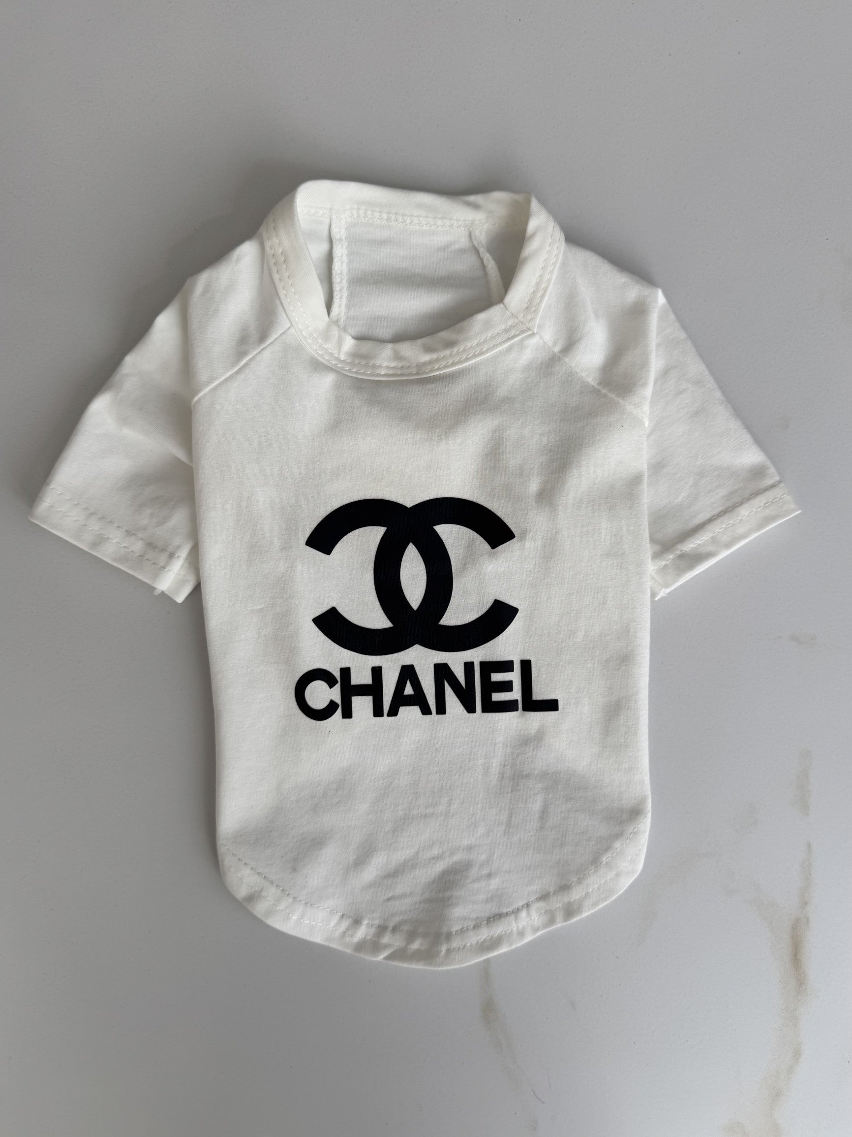 Футболка білого кольору з принтом Chanel Iconic