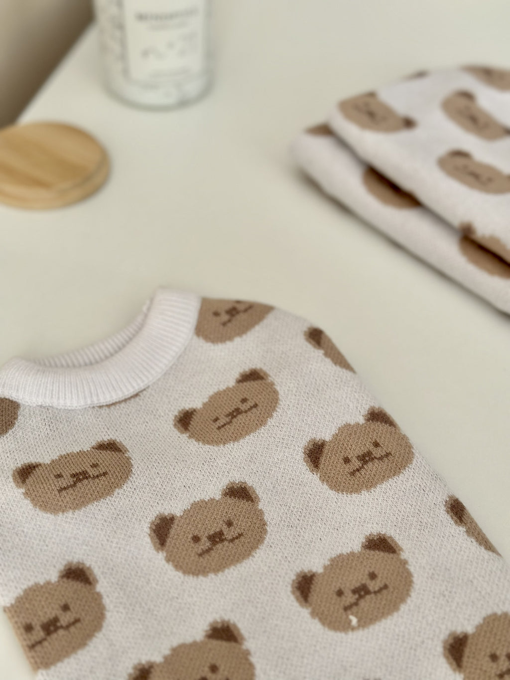 Светр-безрукавка білого кольору з принтом Bear