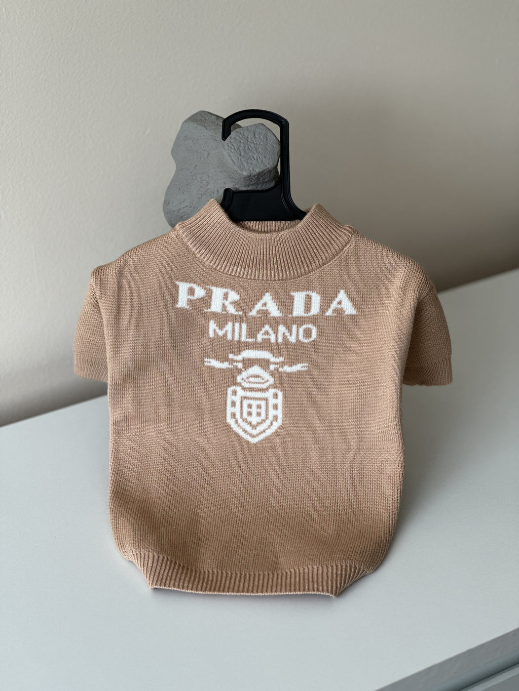 Светр бежевого кольору з принтом Prada