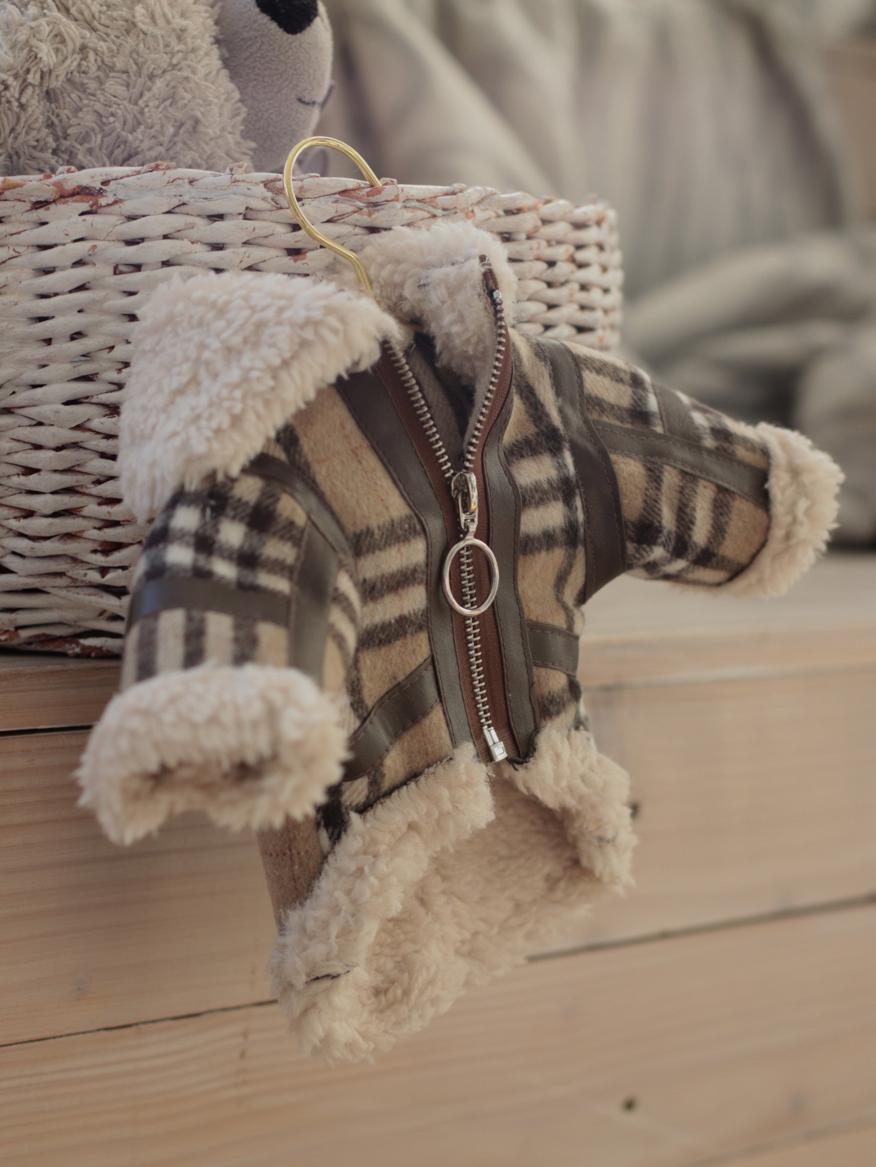 Куртка бежевого кольору з принтом Клітнка