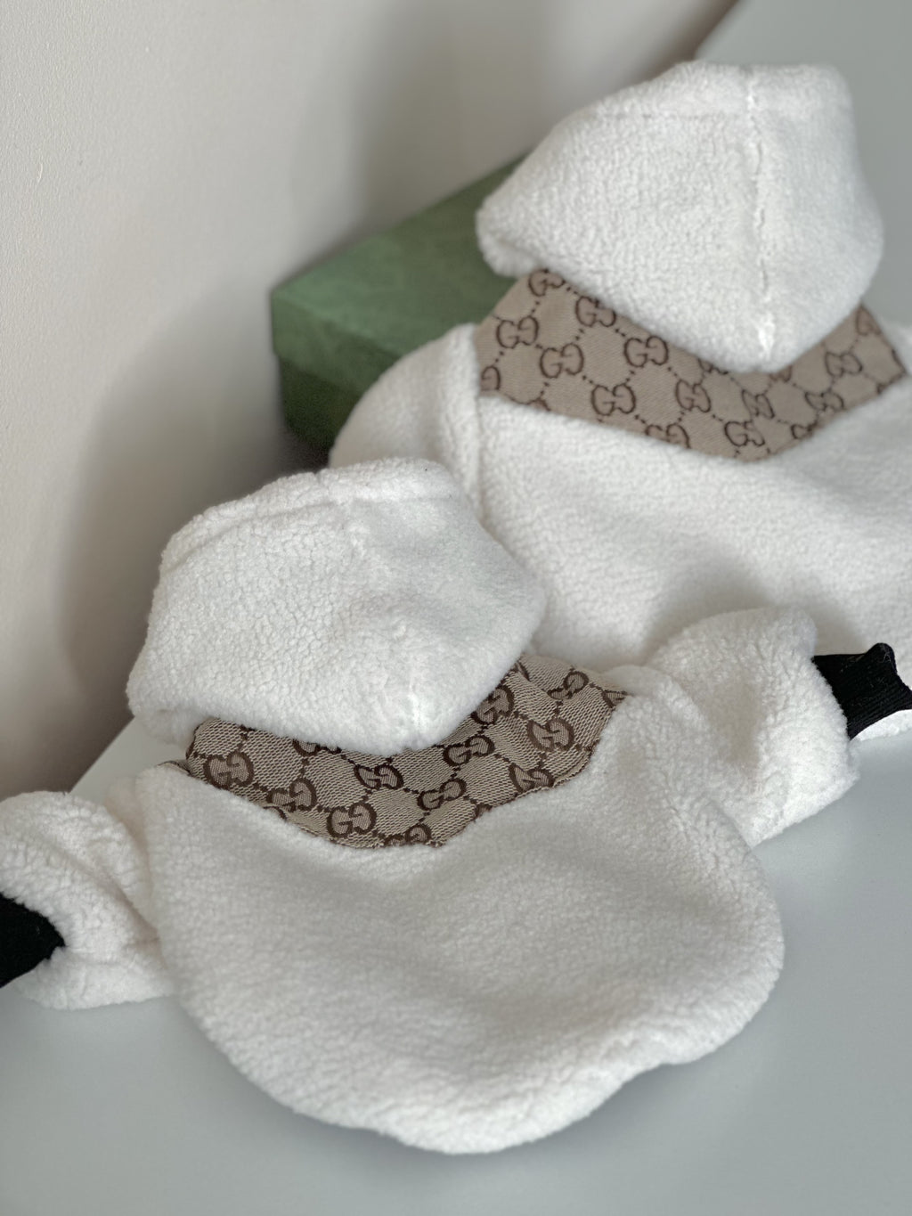 Куртка бежевого кольору з принтом The North Face Gucci