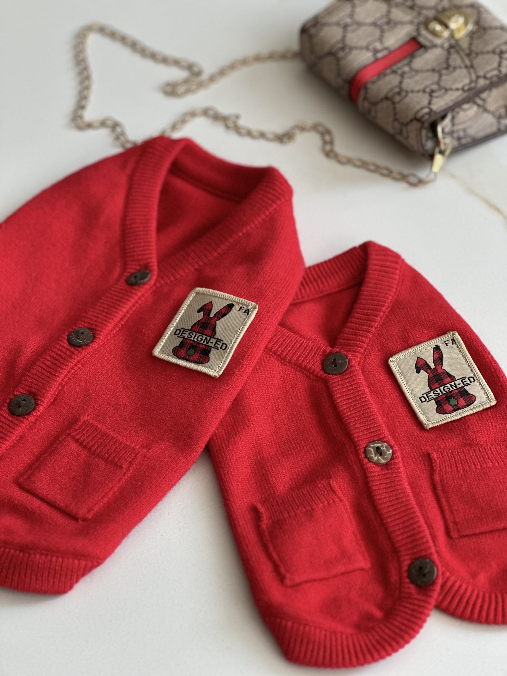 Светр-безрукавка червоного кольору Designed