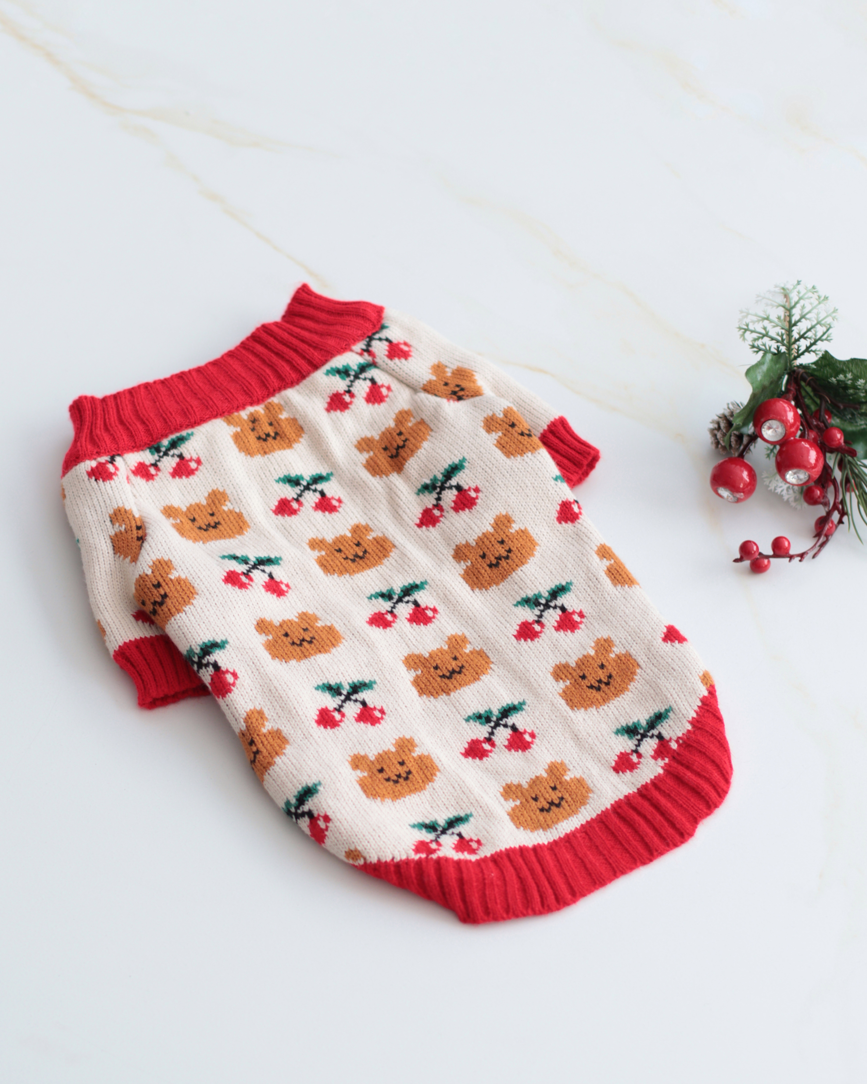 Светр бежево-червоного кольору з принтом Ведмедики та вишні