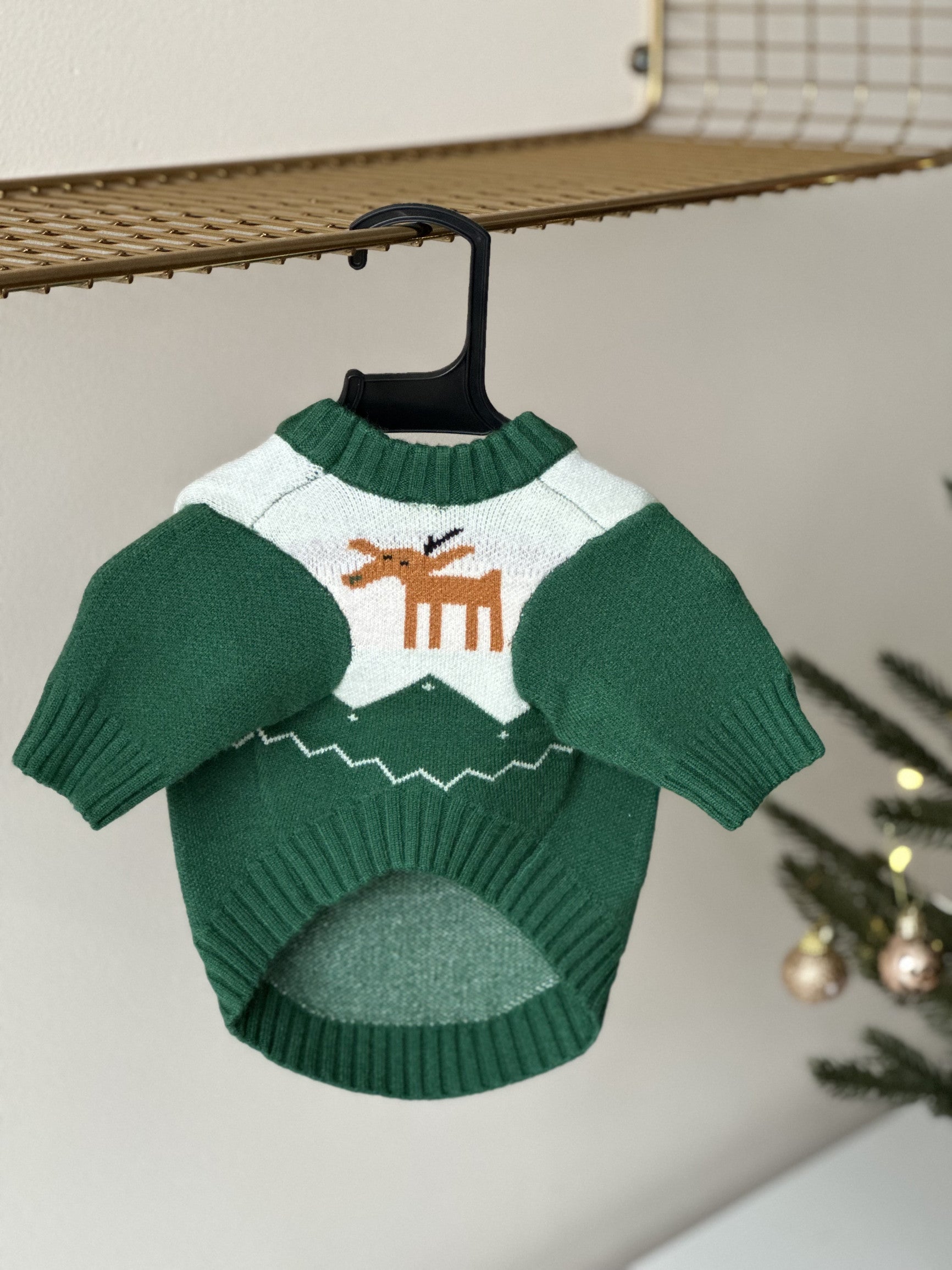 Светр зеленого кольору з новорічним принтом Олені