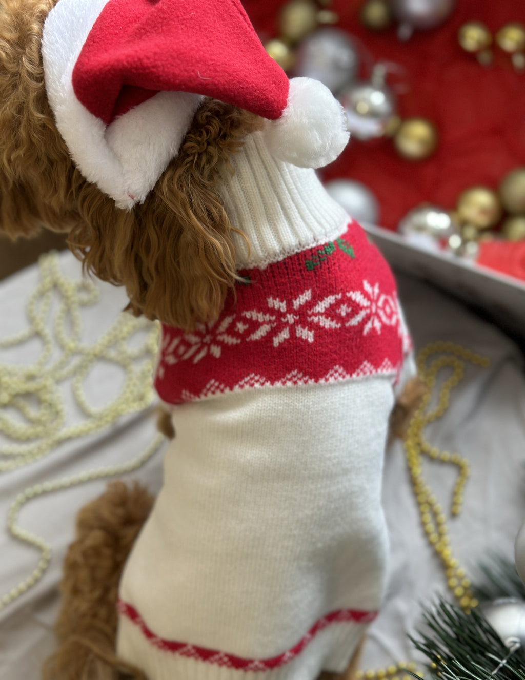 Светр білого кольору з новорічним принтом Сніжинка