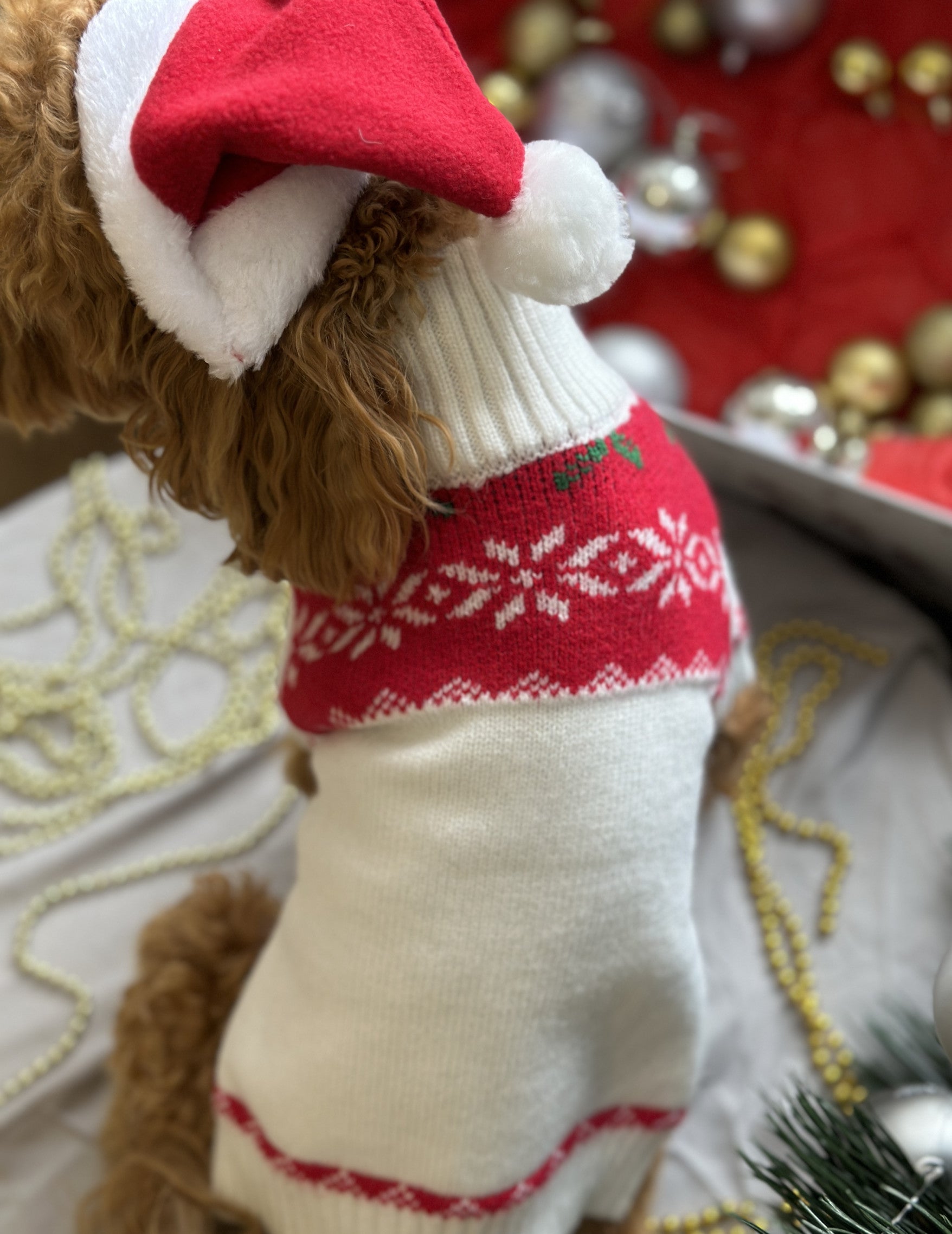 Светр білого кольору з новорічним принтом Сніжинка