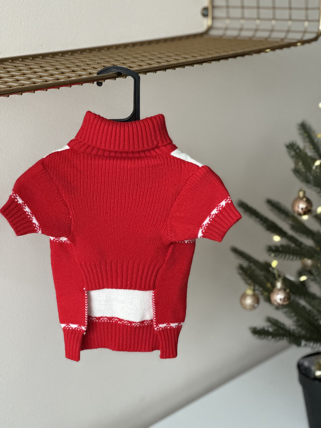 Светр червоного кольору з новорічним принтом Сніжинка