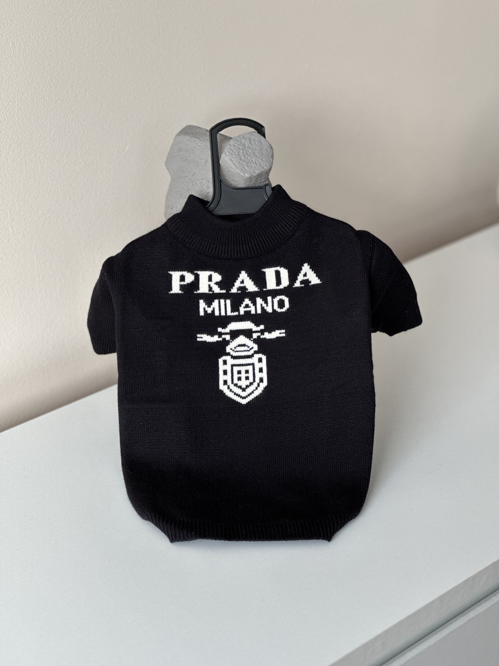 Светр чорного кольору з принтом Prada