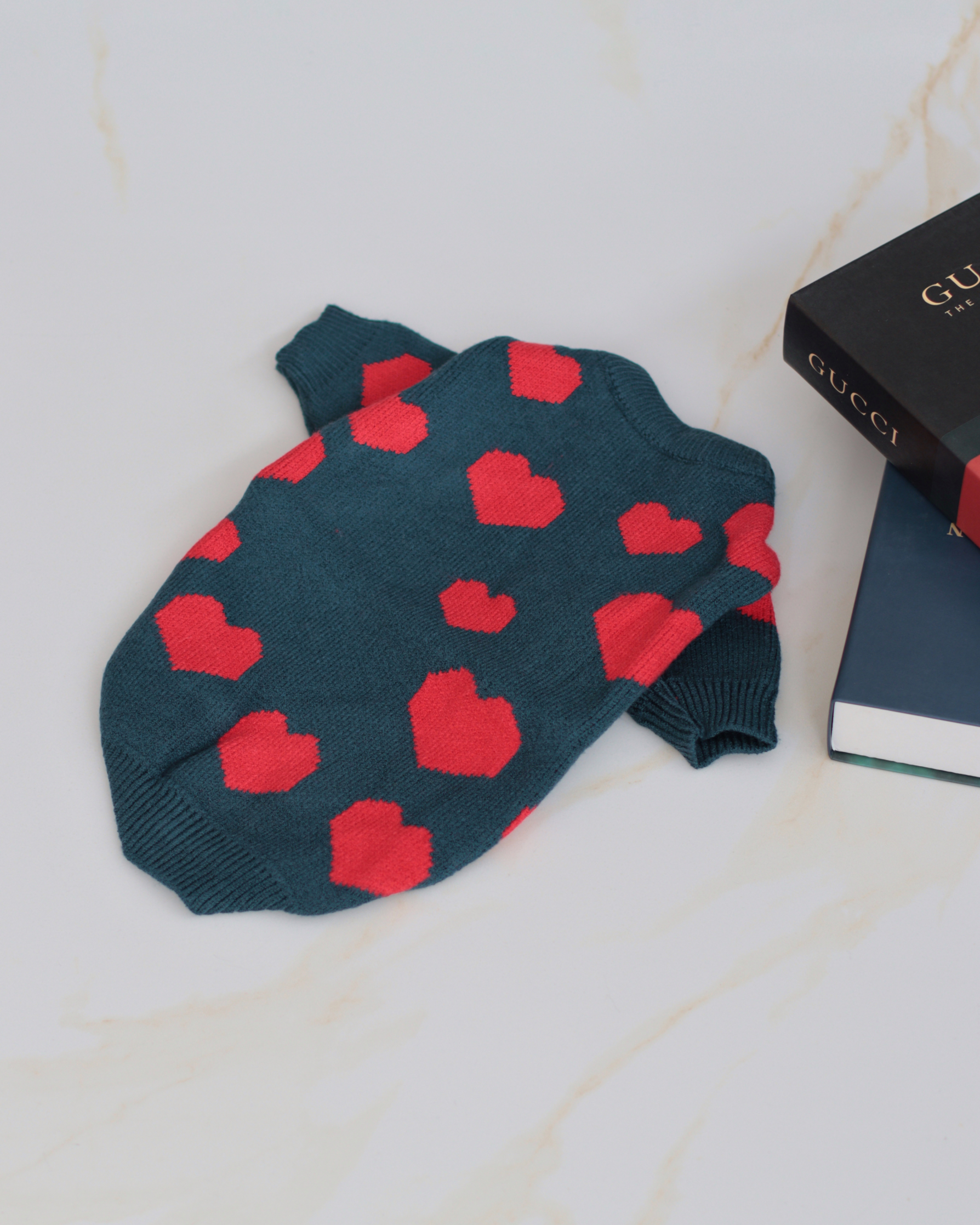 Светр зеленого кольору з принтом Сердечка