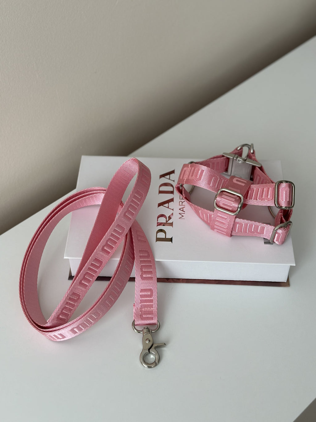 Шлея рожевого кольору з принтом Miu Miu