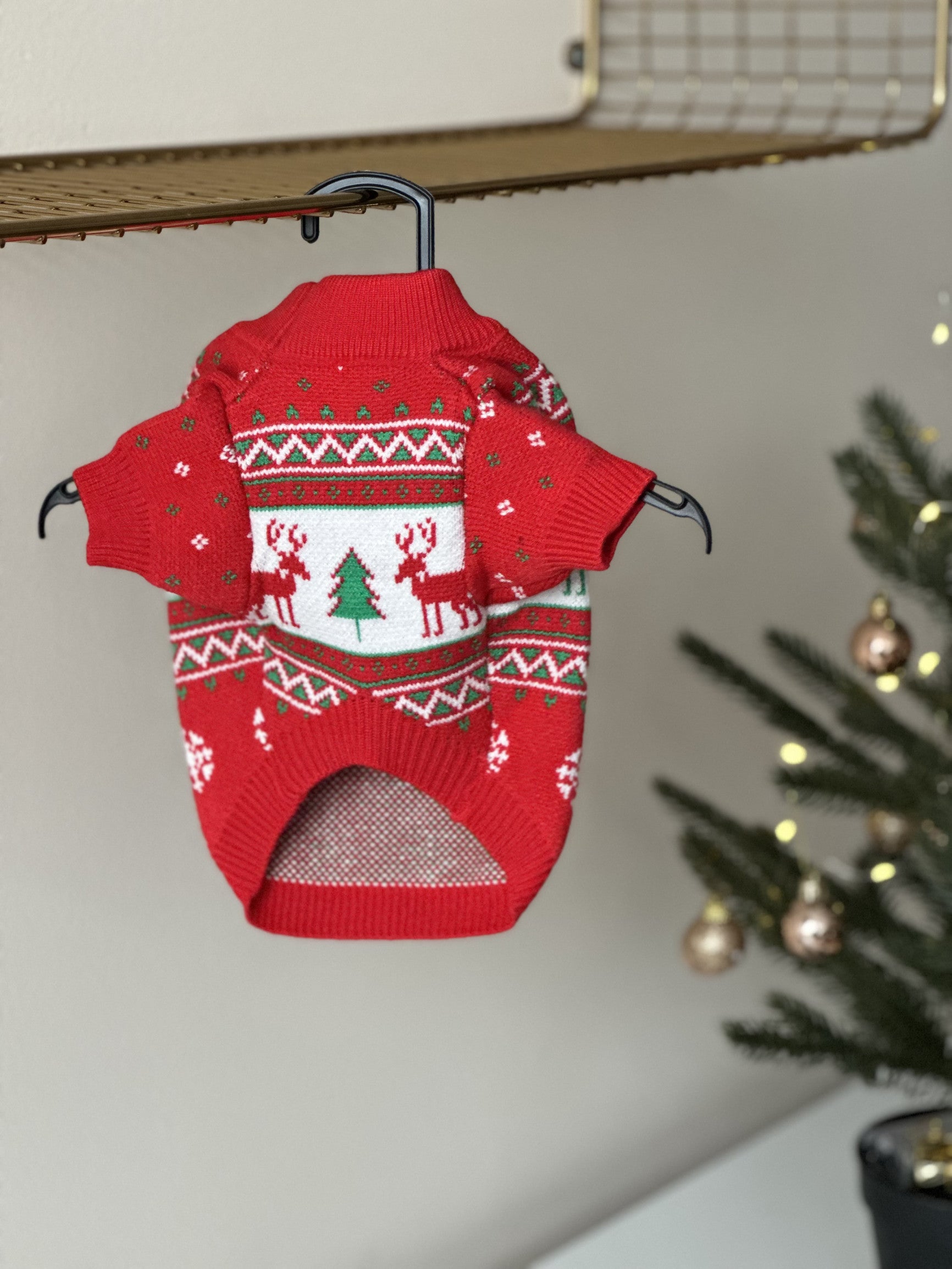 Светр червоного кольору з новорічним принтом Олені