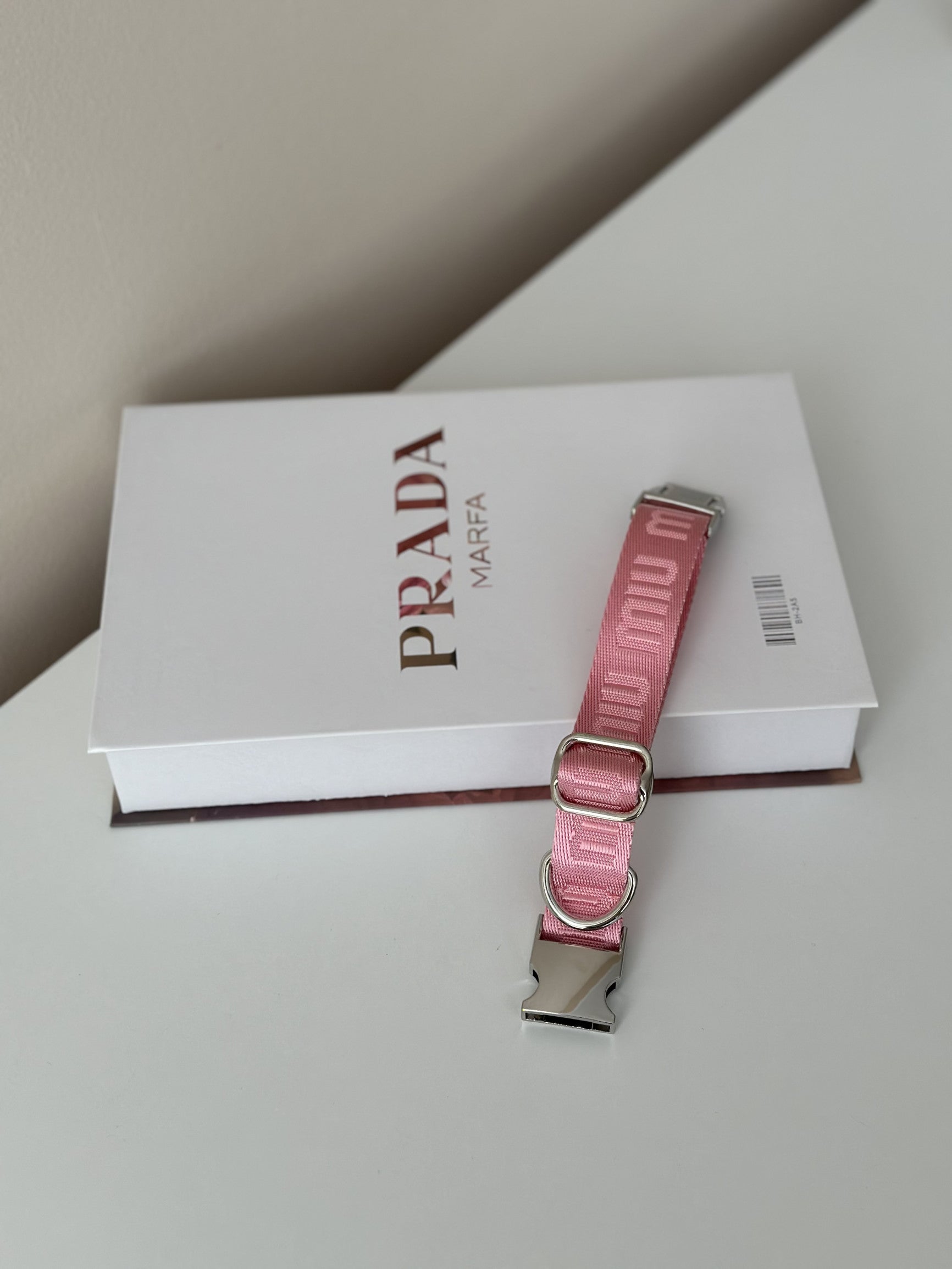 Нашийник рожевого кольору з принтом Miu Miu