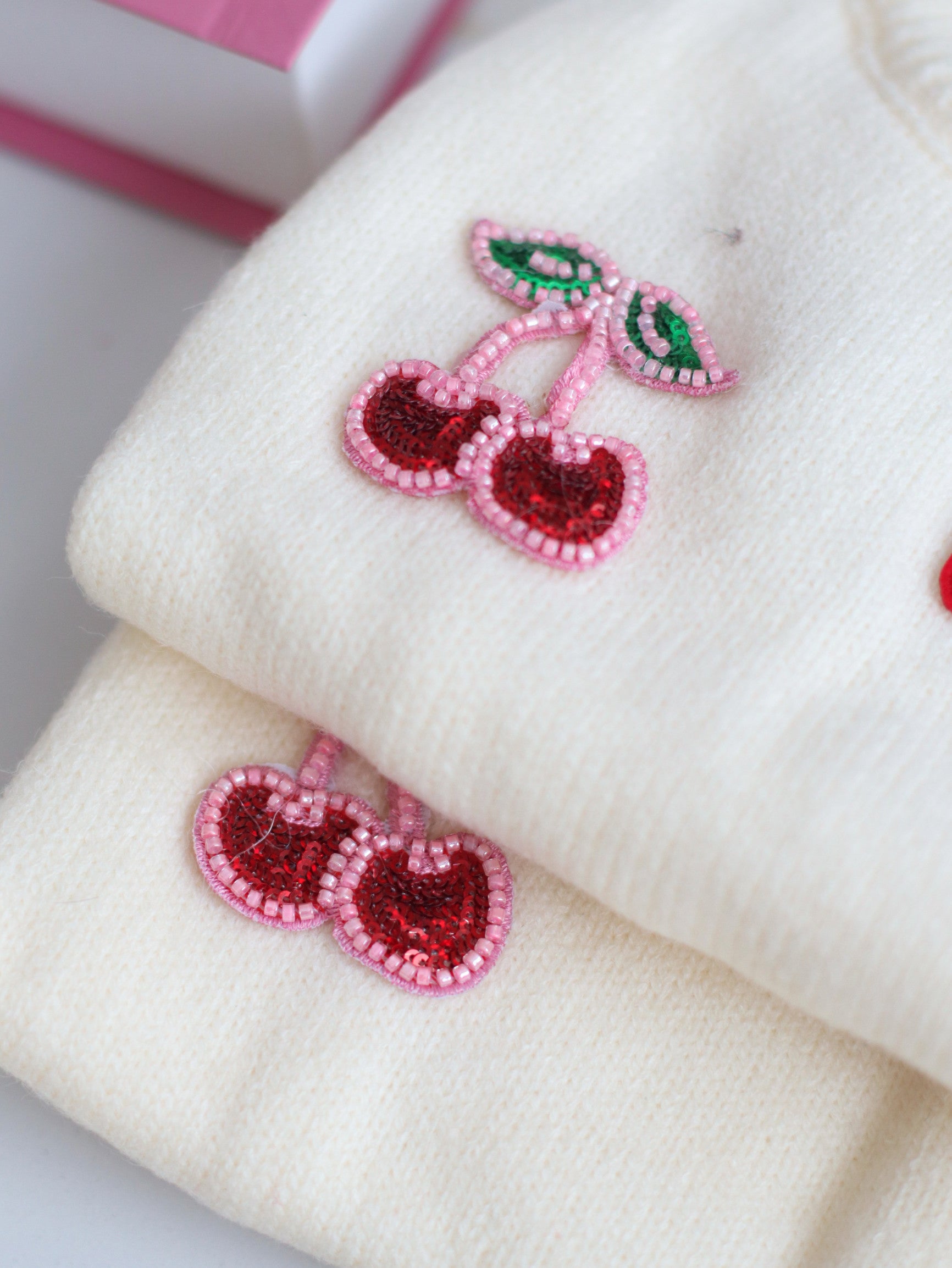 Светр-безрукавка молочного кольору з принтом Miu Miu