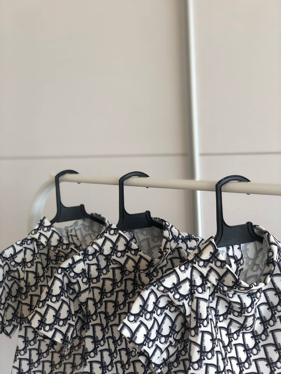 Сорочка білого кольору з чорним принтом Dior