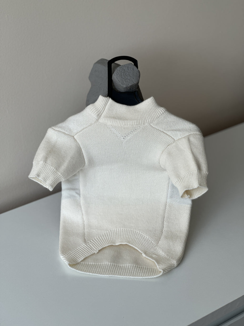 Светр білого кольору з принтом Prada