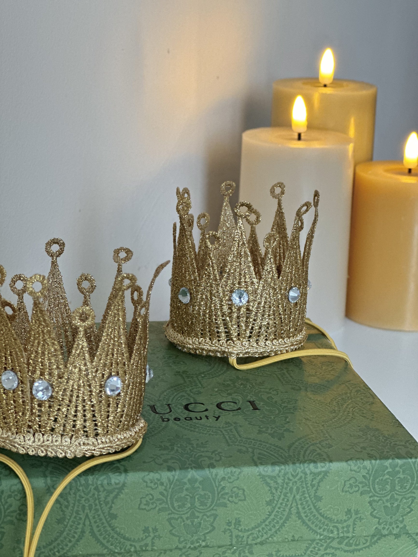 Корона золотого кольору Royale Gold