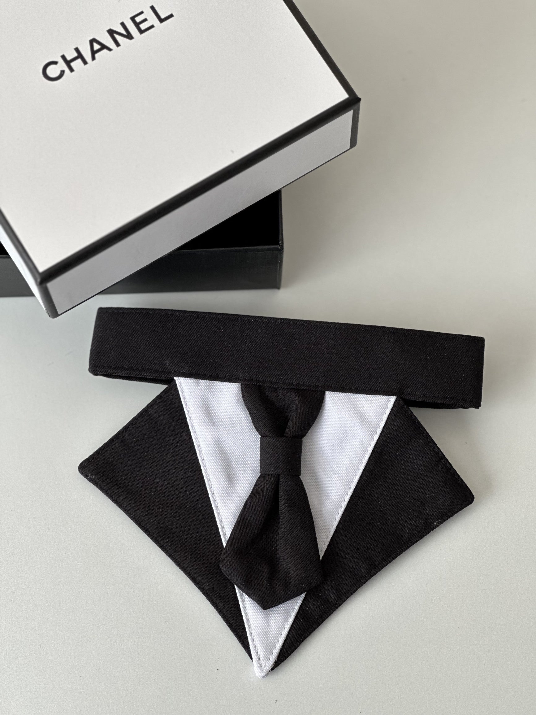 Нагрудник чорно-білого кольору Gentle Dog