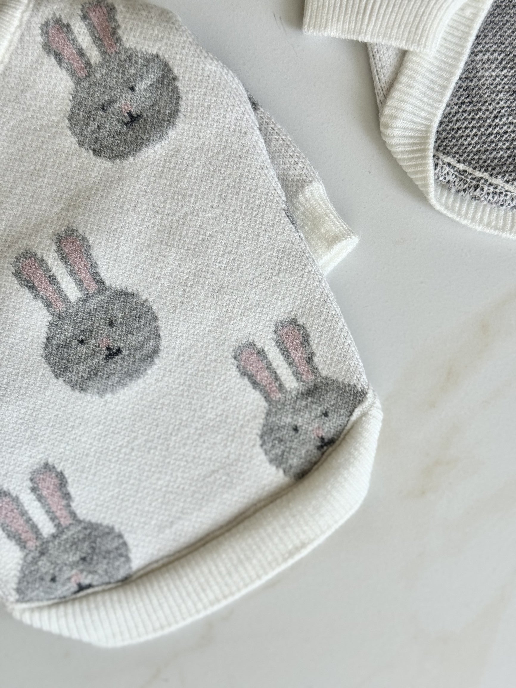 Светр білого кольору з принтом Зайці