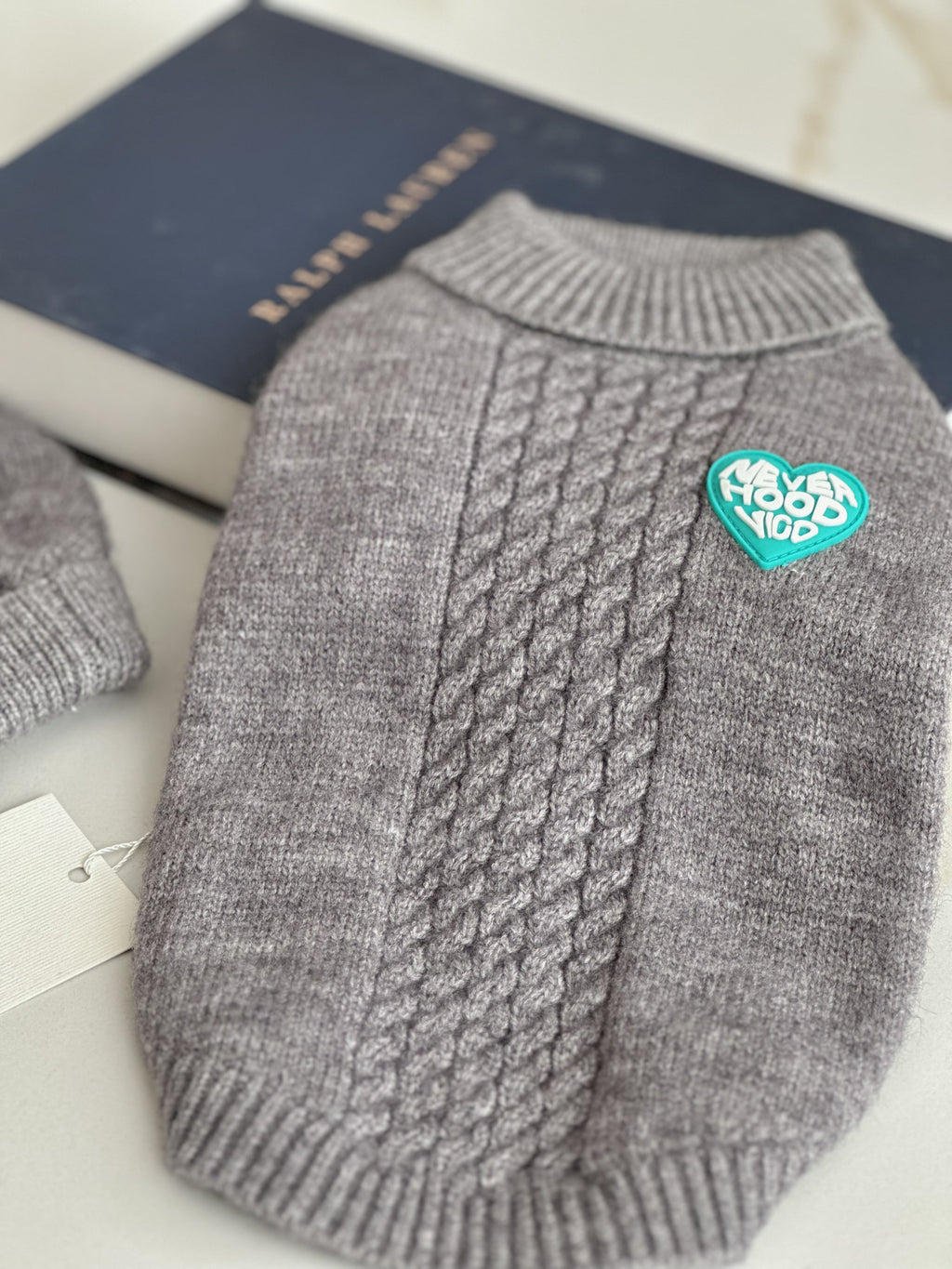 Светр-безрукавка сірого кольору Never Hood