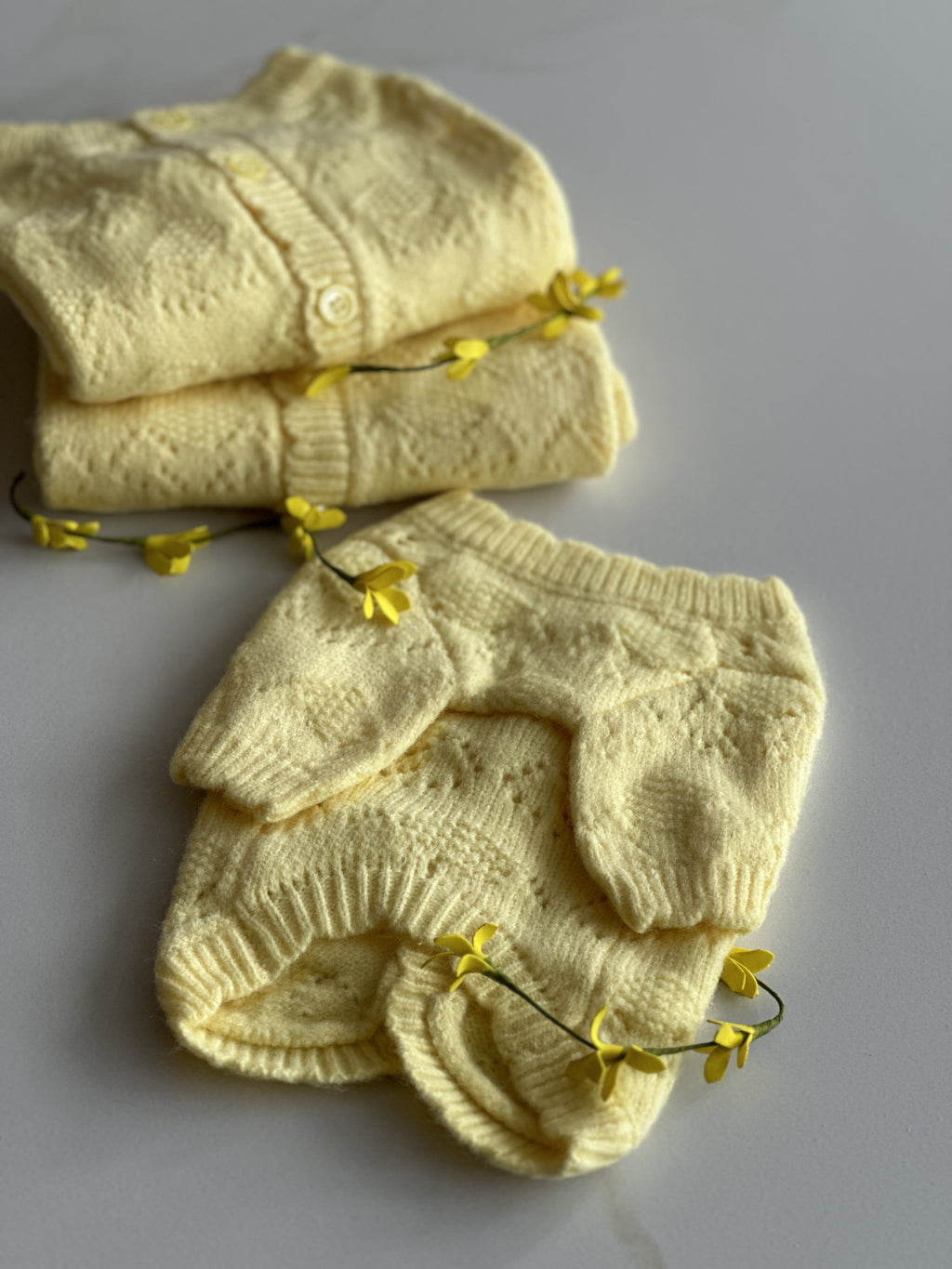 Светр жовтого кольору з ґудзиками на спинці