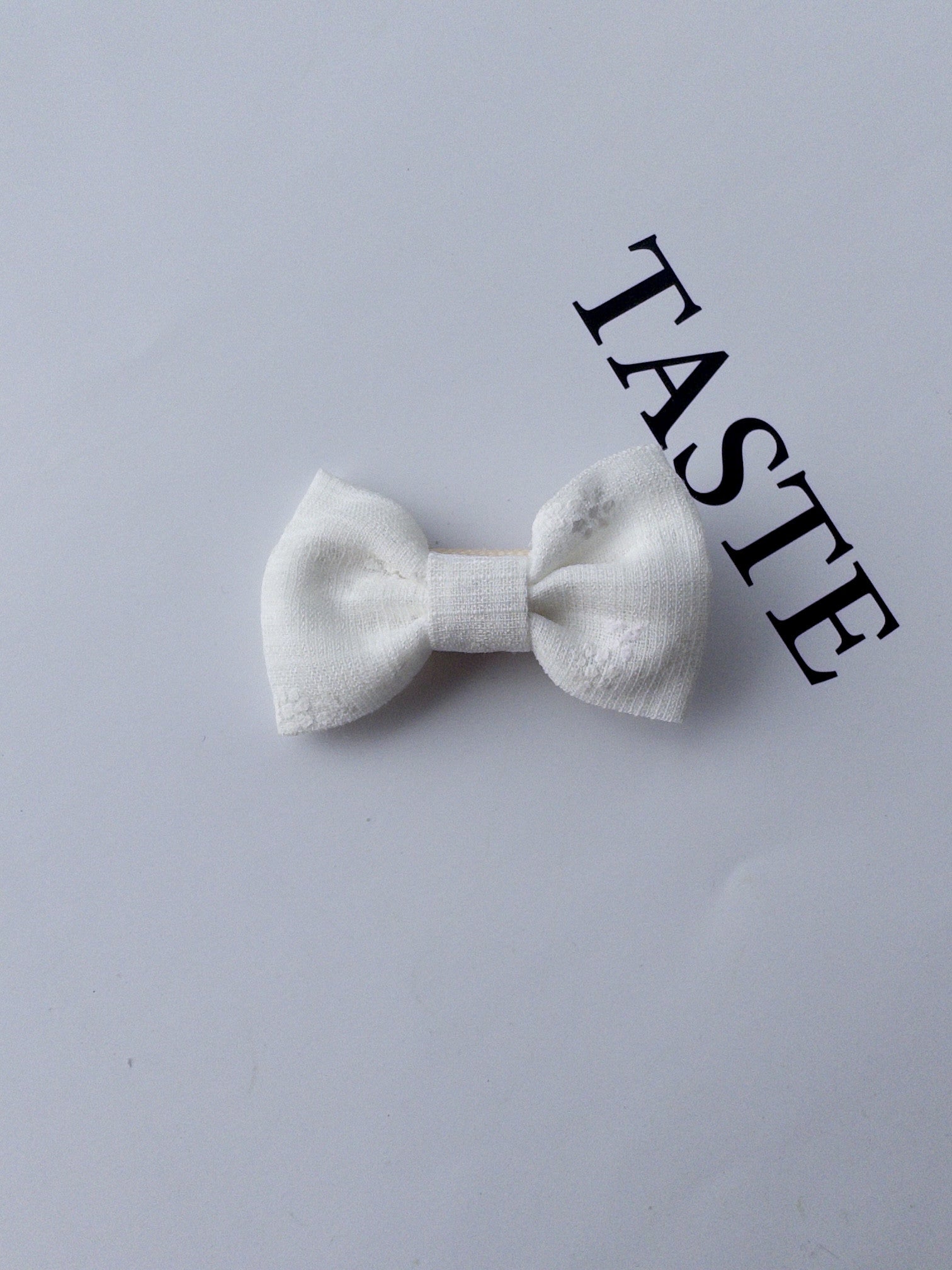 Заколка білого кольору Floral Bow