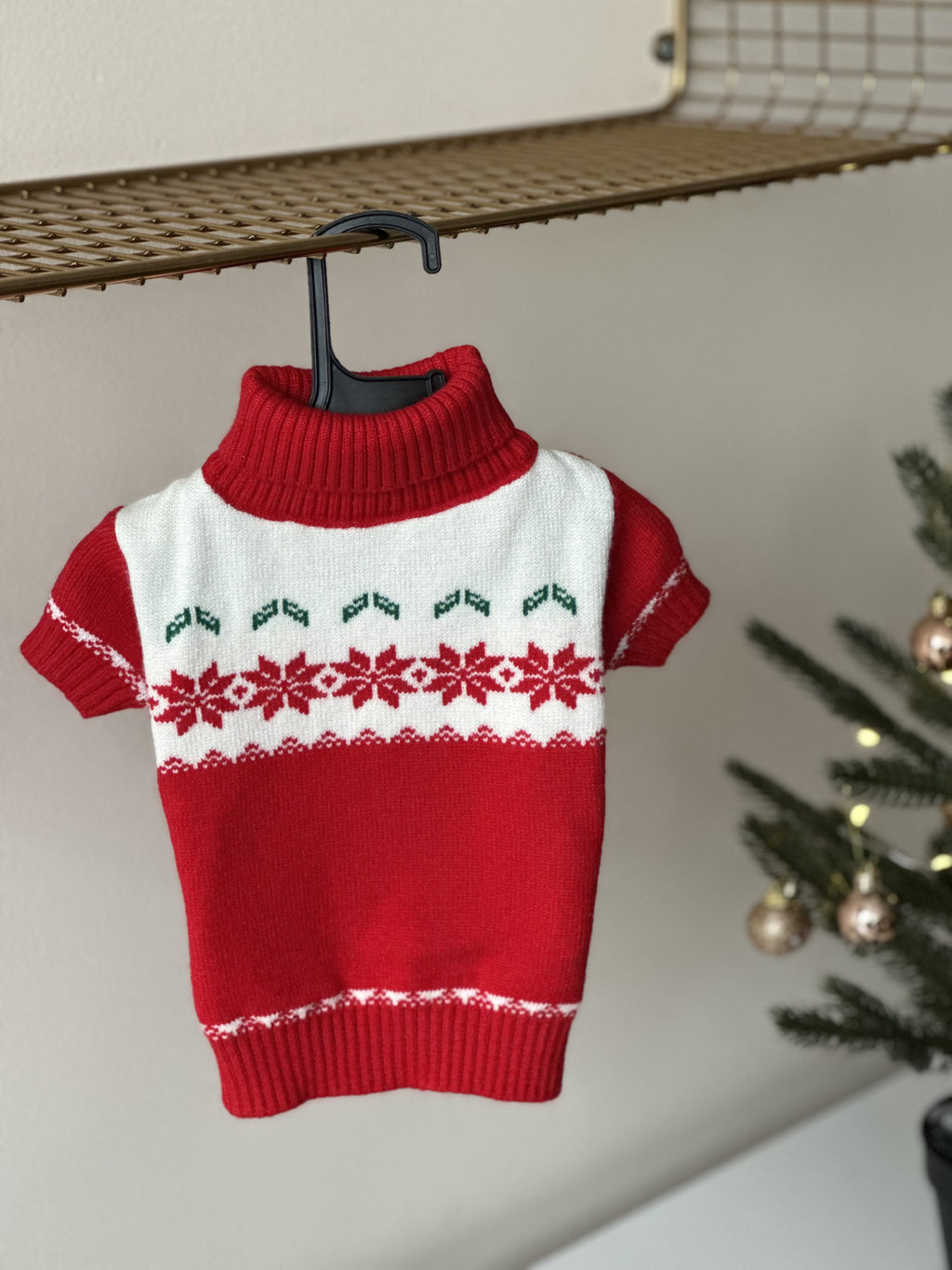 Светр червоного кольору з новорічним принтом Сніжинка