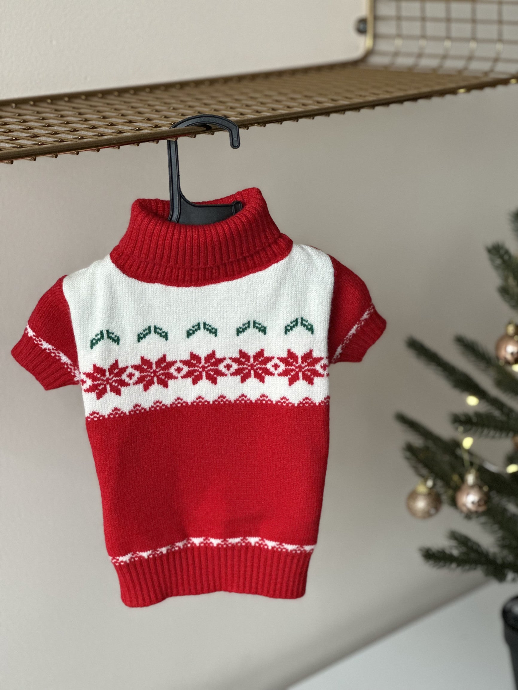 Светр червоного кольору з новорічним принтом Сніжинка