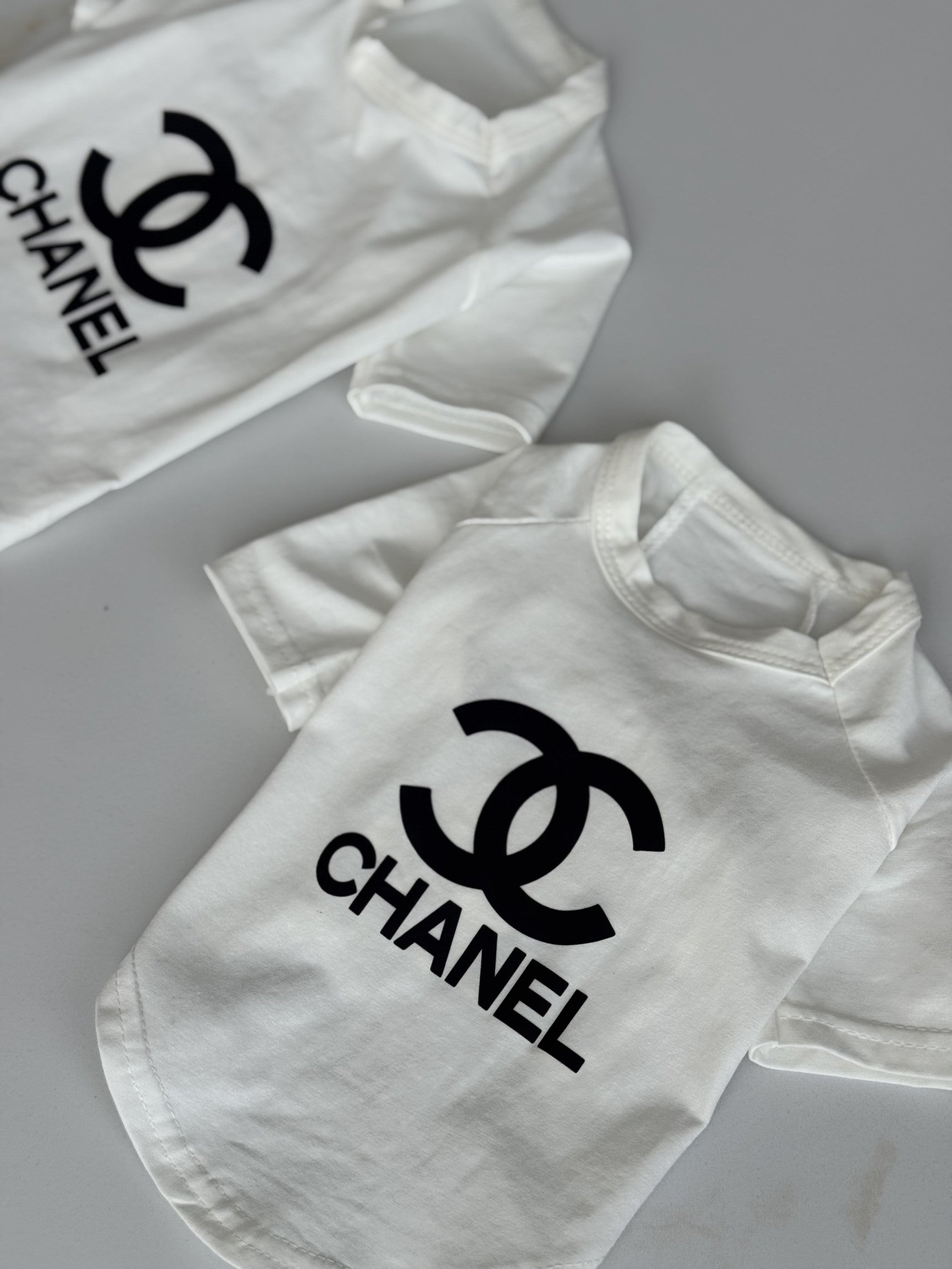 Футболка білого кольору з принтом Chanel Iconic