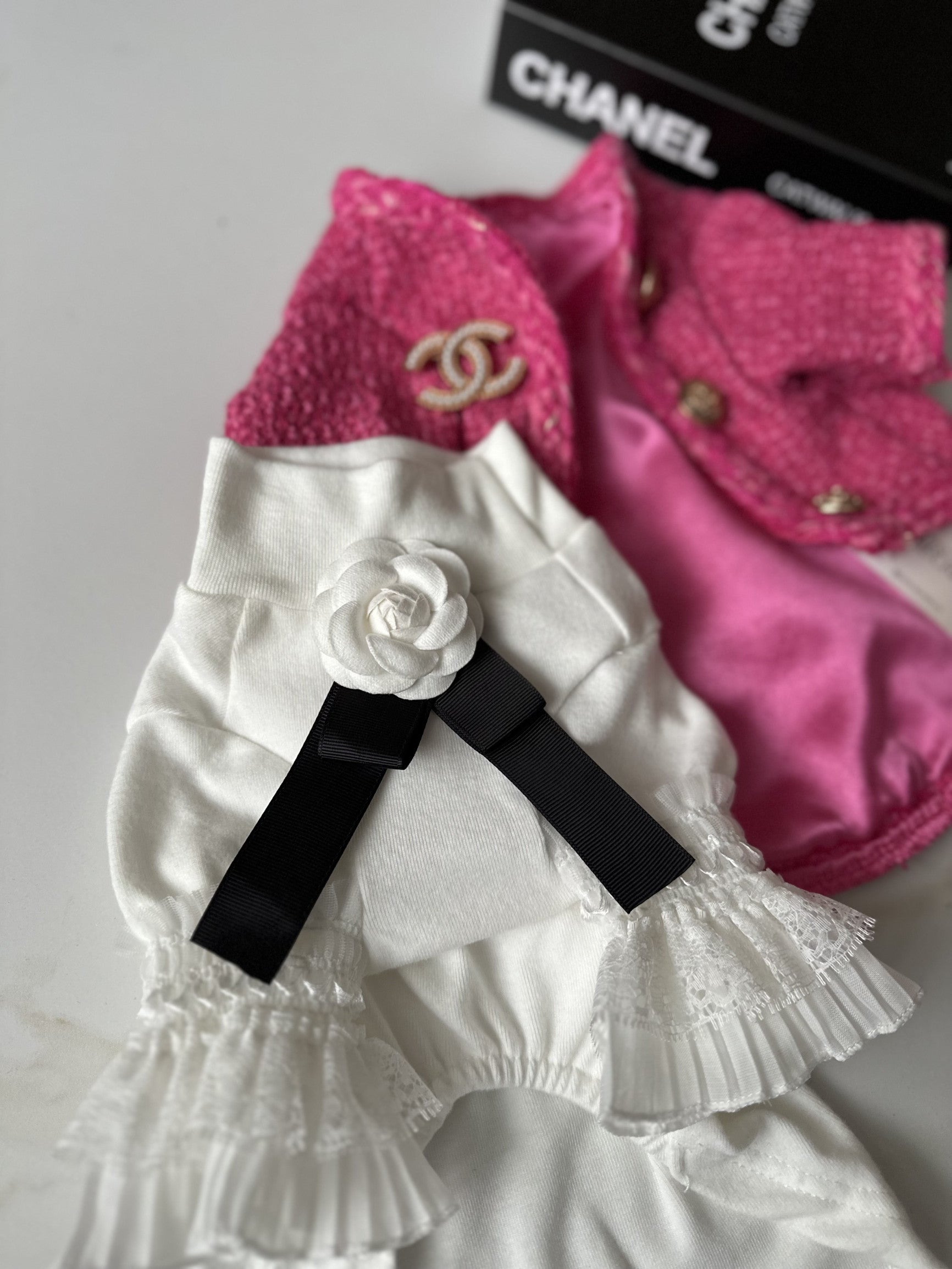 Кардиган рожевого кольору Chanel з гольфом білого кольору