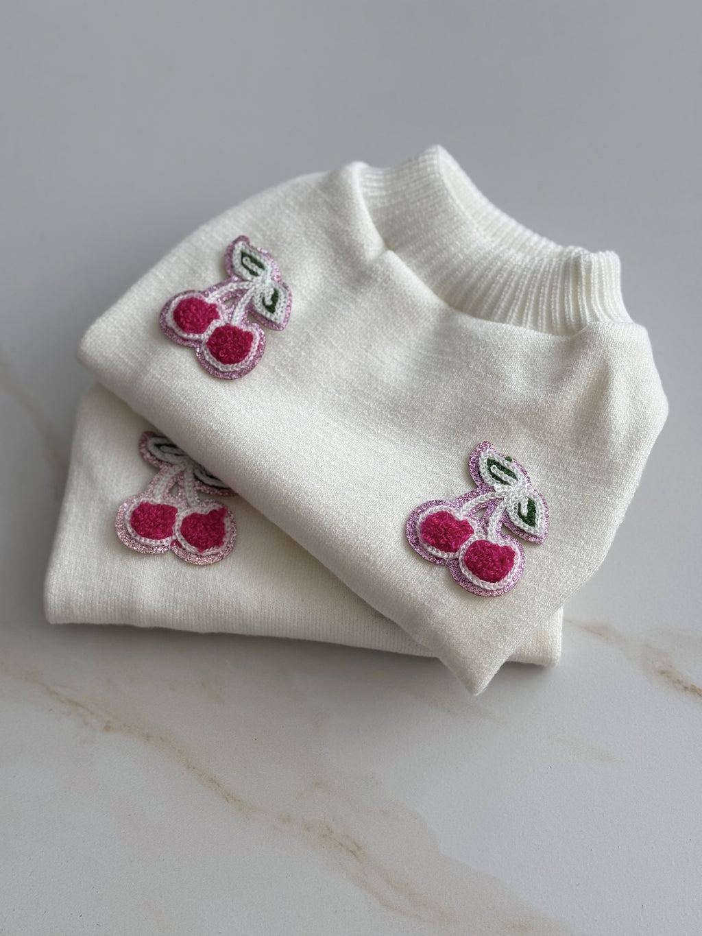 Светр молочного кольору з нашивками Cherry