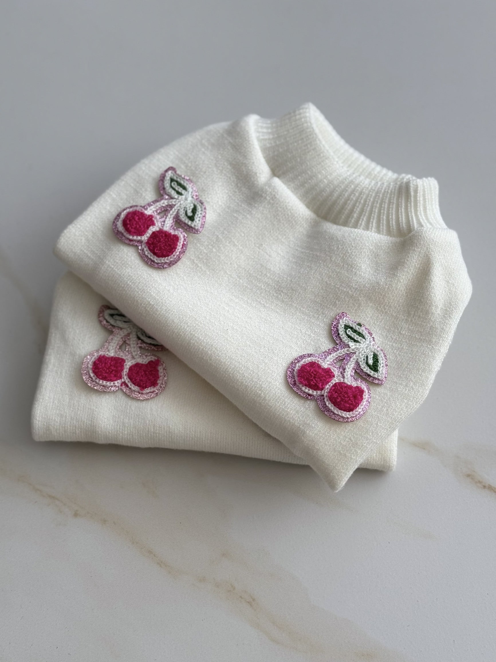 Светр молочного кольору з нашивками Cherry