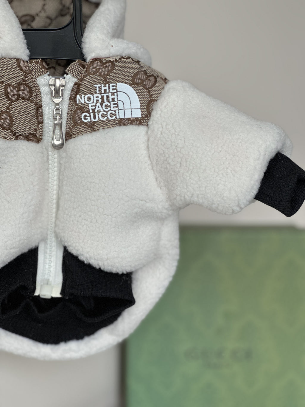 Куртка бежевого кольору з принтом The North Face Gucci