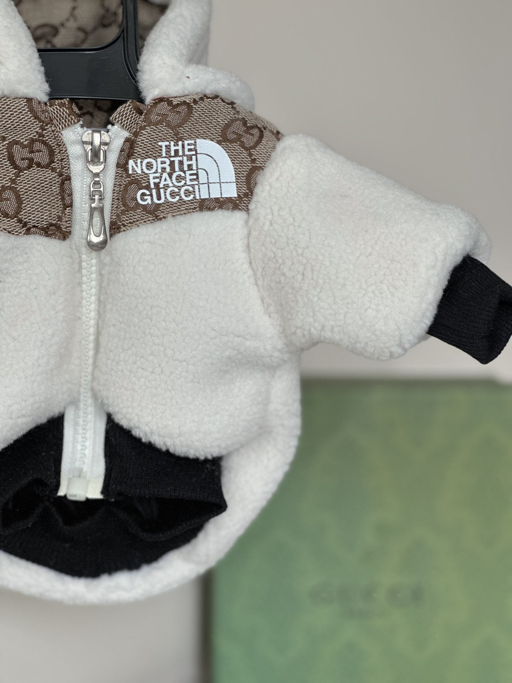 Куртка бежевого кольору з принтом The North Face Gucci