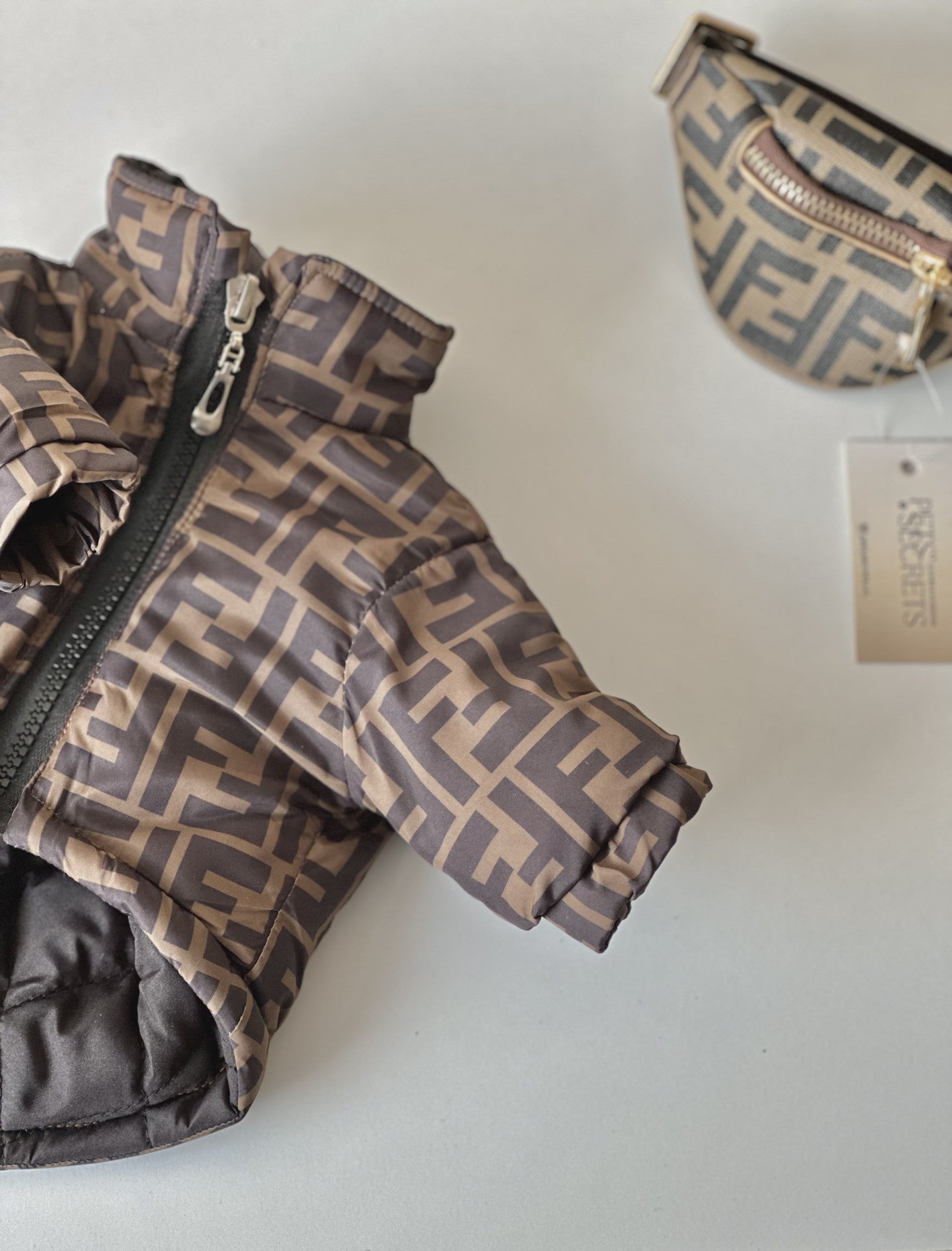 Куртка коричневого кольору з принтом Fendi Icon