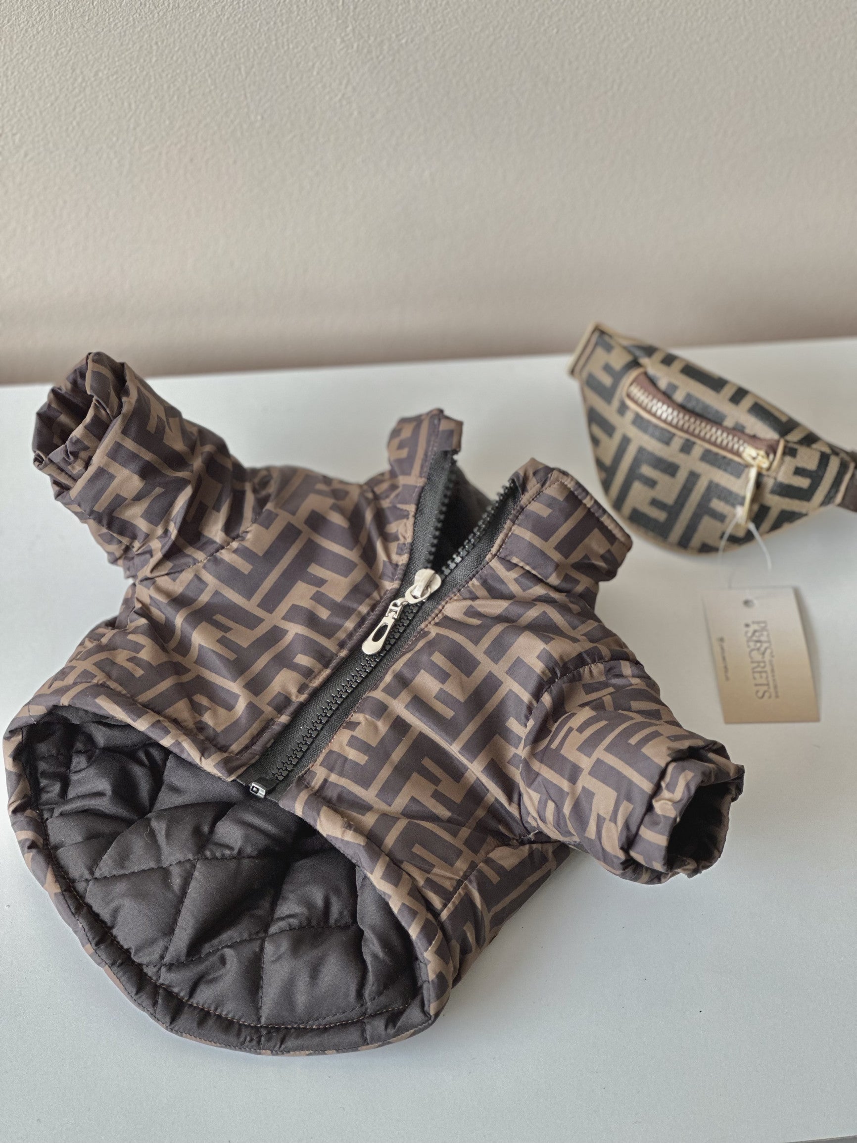 Куртка коричневого кольору з принтом Fendi Icon