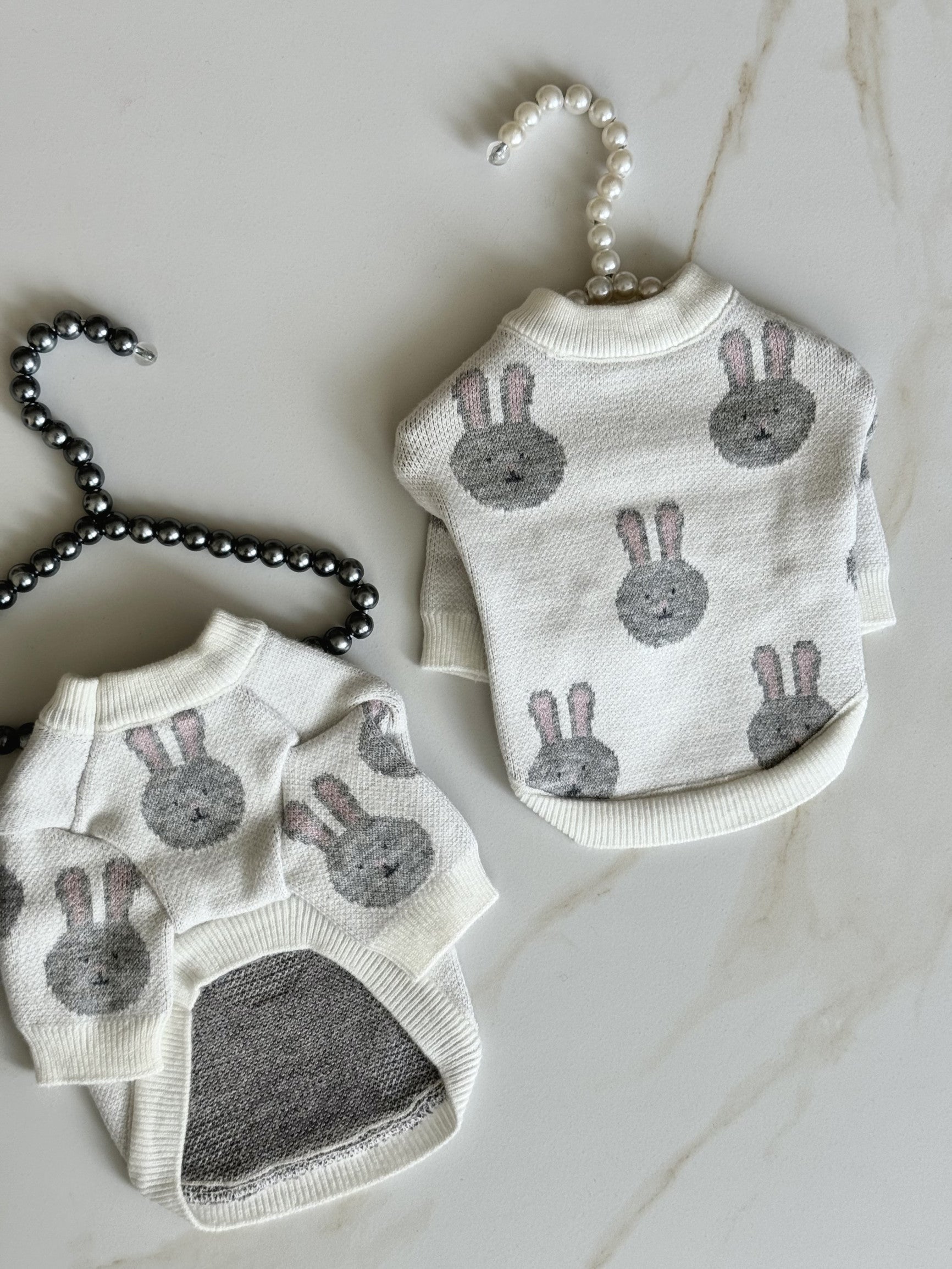 Светр білого кольору з принтом Зайці